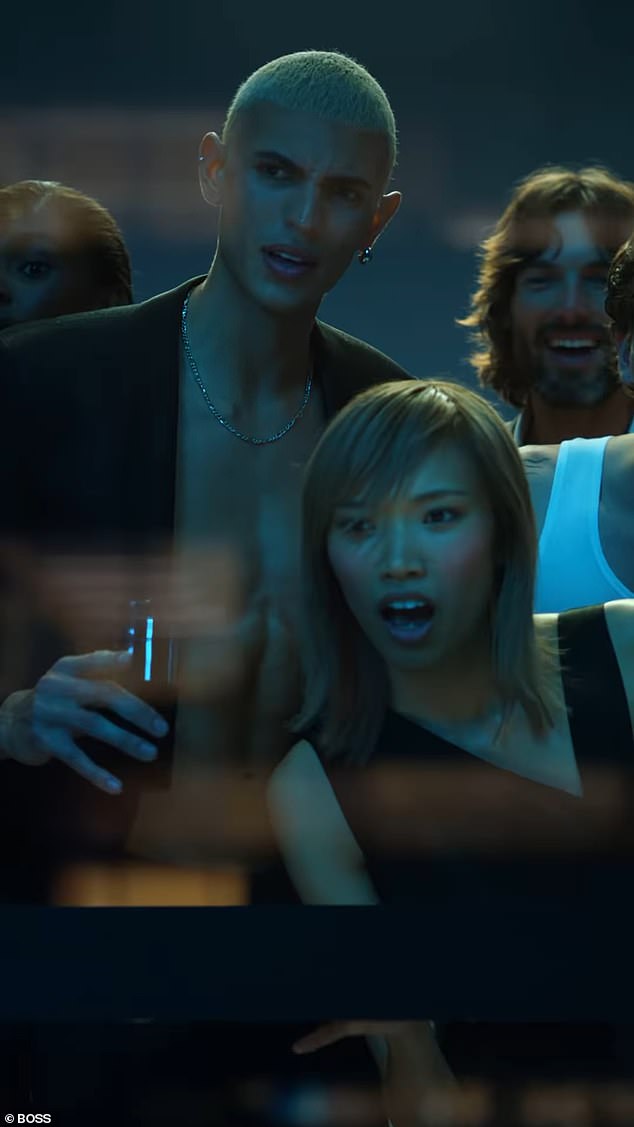 Njegove su susjede transfiksirali Davidov voajeristički prizor tuširanja