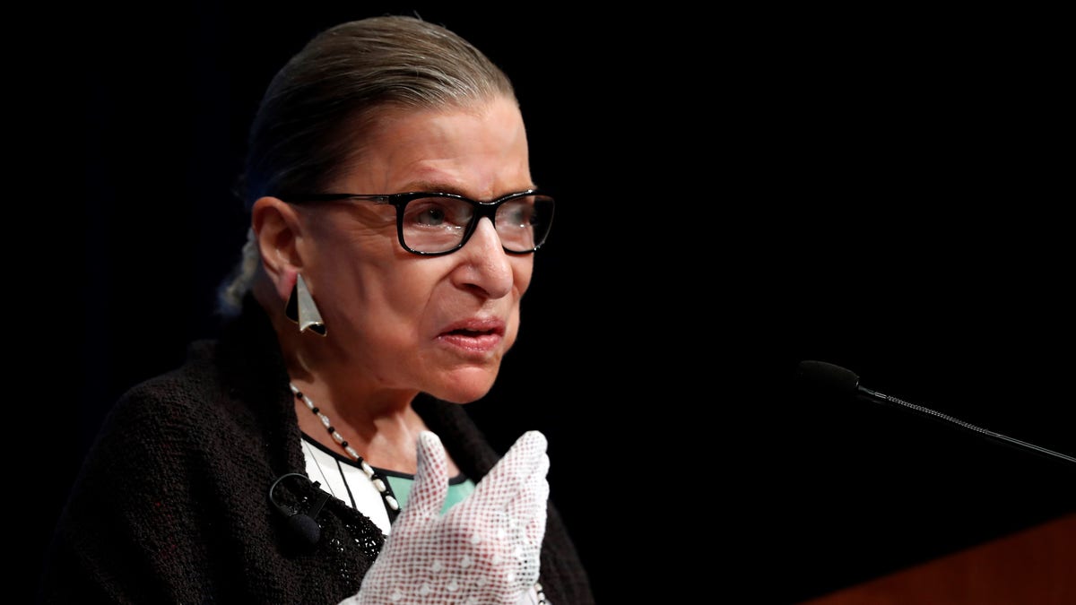FILE - Ovog 20. rujna 2017., fotografija iz datoteke prikazuje sutkinju Vrhovnog suda Ruth Bader Ginsburg kako govori u Pravnom centru Sveučilišta Georgetown