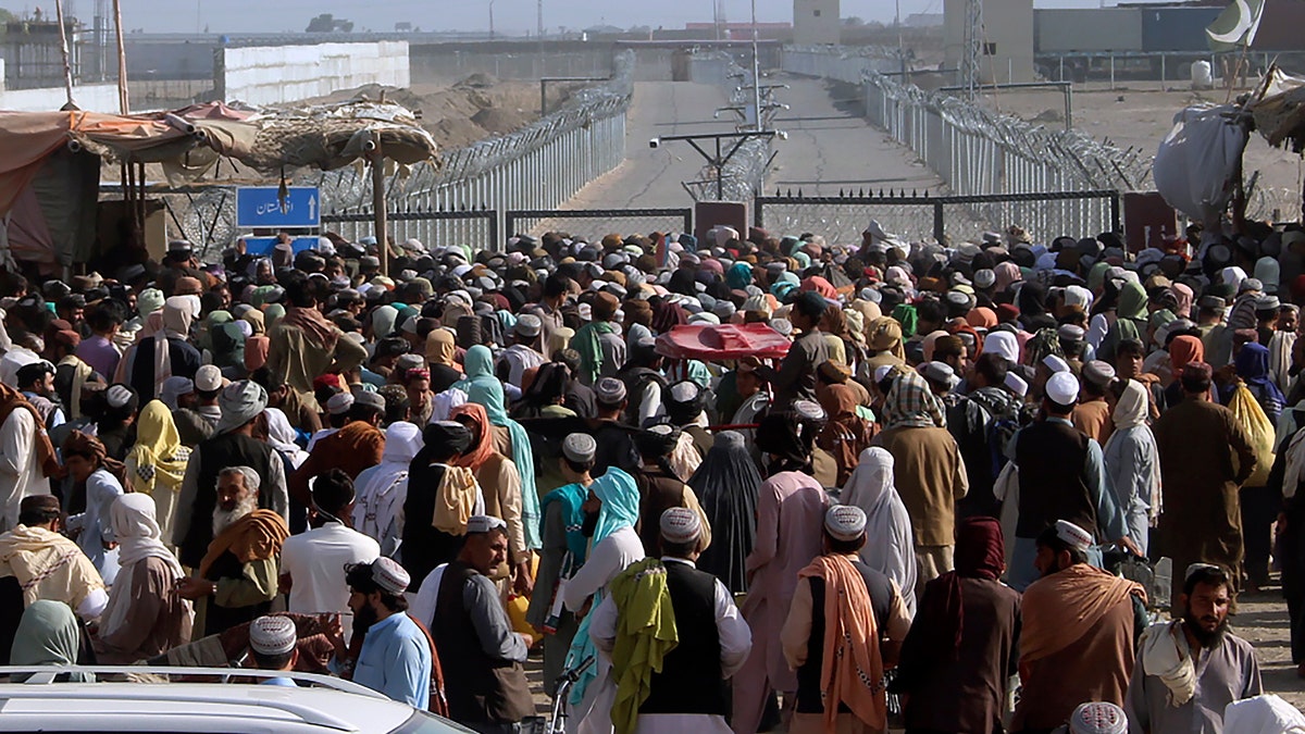 Ljudi se okupljaju na graničnom prijelazu između Pakistana i Afganistana, u Chamanu, Pakistan, 11. kolovoza 2021. (AP Photo/Jafar Khan)