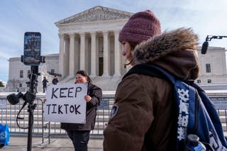 Callie Goodwin, drži znak podrške TikToku ispred Vrhovnog suda u petak u Washingtonu, DC TikTok bi trebao prestati raditi u SAD-u već u nedjelju