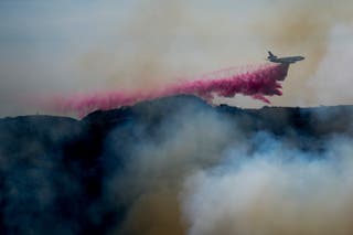 Retardant je izbačen zračnom cisternom na Palisades Fire u predgrađu četvrti Pacific Palisades u Los Angelesu, Kalifornija, u petak.
