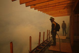 Vatrogasci prate napredovanje požara Palisades u kanjonu Mandeville u Los Angelesu, Kalifornija, u subotu. Više od 14.000 ljudi raspoređeno je u borbi protiv požara u južnoj Kaliforniji
