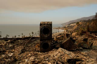 Perilica i sušilica još uvijek stoje na imanju koje je u subotu izgorjelo u požaru Palisades u četvrti Pacific Palisades u Los Angelesu u Kaliforniji. Tisuće ljudi i dalje su raseljene u tom području