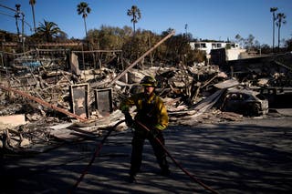 Tim Murphy, iz vatrogasne službe San Francisca, produžuje crijevo dok gasi žarišta nakon požara Palisades u četvrti Pacific Palisades u Los Angelesu, Kalifornija, u ponedjeljak. Požar se nije proširio, ali se očekuje pogoršanje vremenskih uvjeta