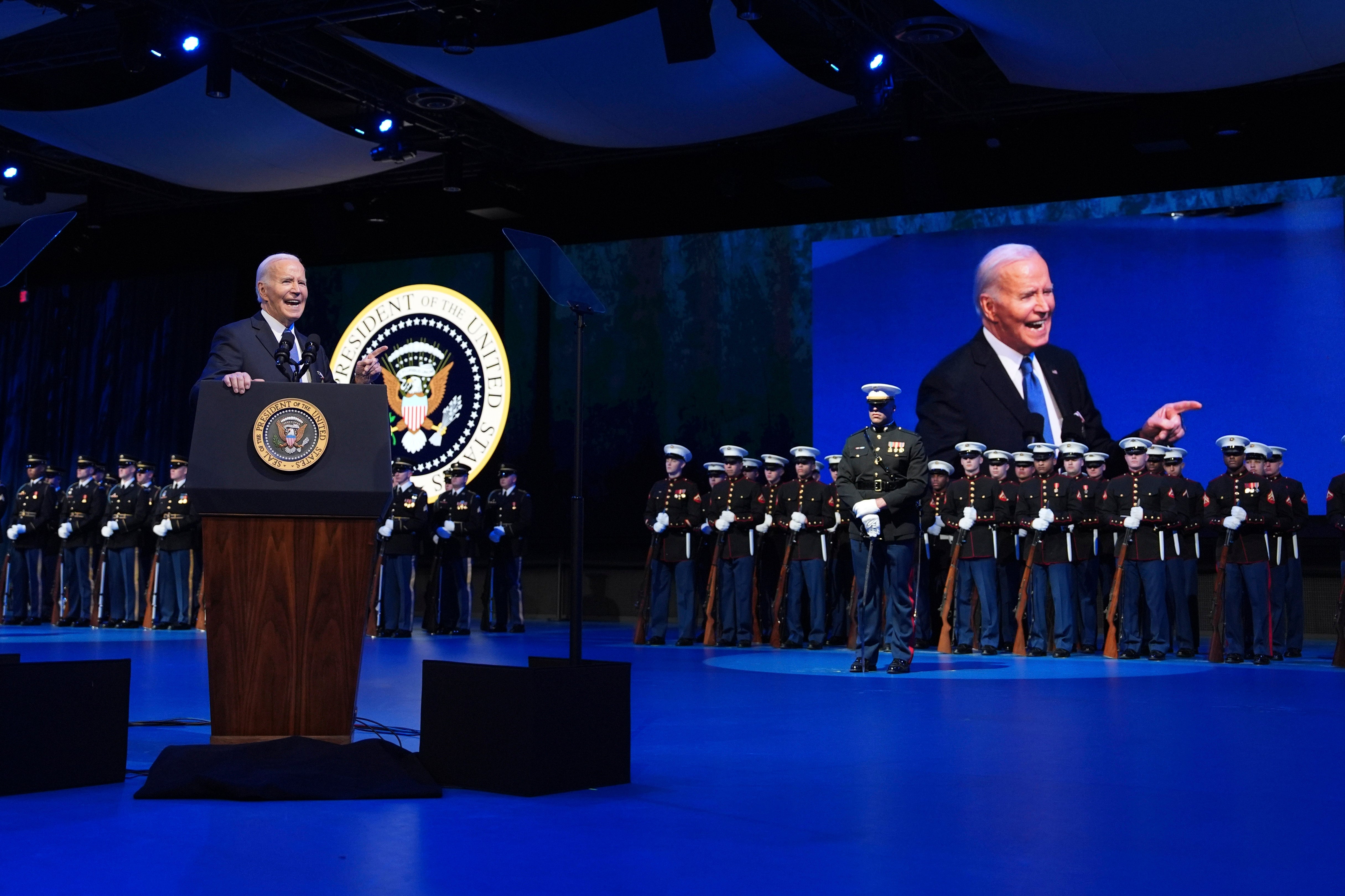 Predsjednik Joe Biden govori tijekom ceremonije oproštaja od glavnog zapovjednika Ministarstva obrane u zajedničkoj bazi Myer-Henderson Hall