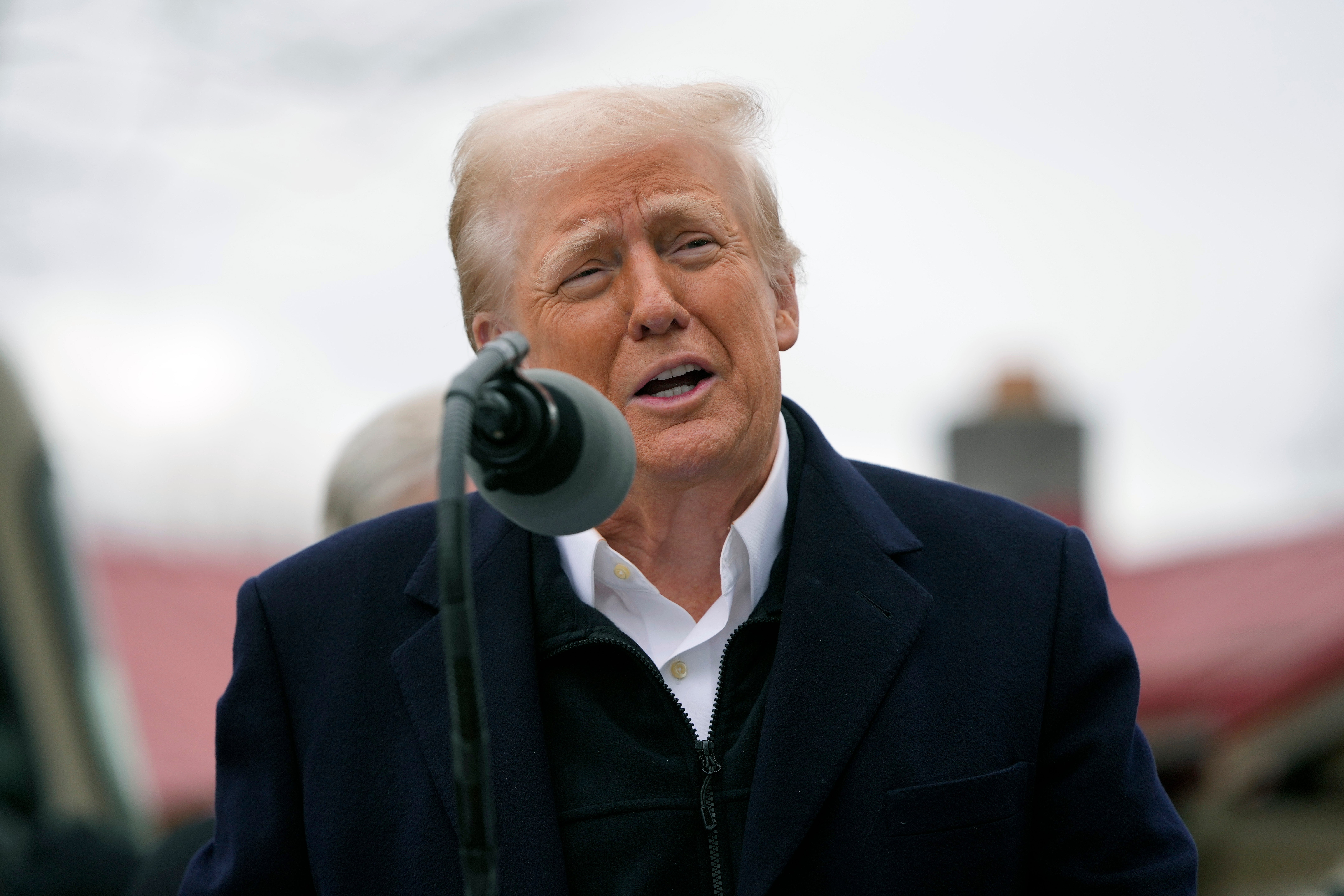 Predsjednik Donald Trump razgovara s vlasnicima kuća koje je u petak pogodio uragan Helene u Swannanoi, Sjeverna Karolina, dok ukida agenciju za pomoć u katastrofama FEMA.