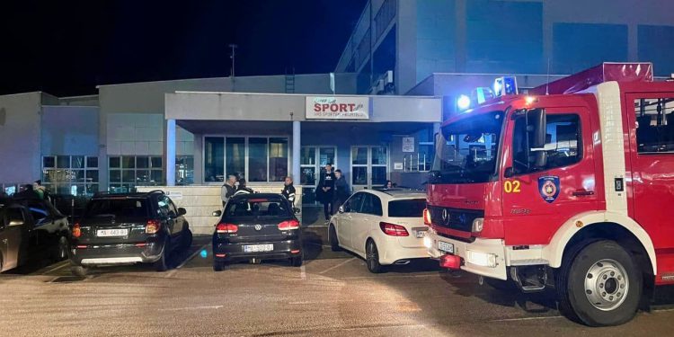 Aktivirao je alarm za požar u makarskoj sportskoj dvorani. Dojurili vatrogasci, uzbuna je bila lažna