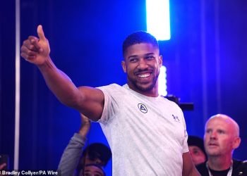 Anthony Joshua prekinuo šutnju o glasinama o borbi protiv Tysona Furyja – nakon što su izvještaji tvrdili da je hit britanski obračun dogovoren za 2025.
