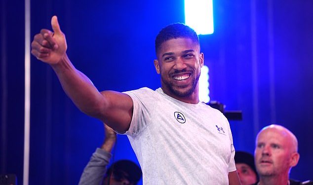 Anthony Joshua prekinuo šutnju o glasinama o borbi protiv Tysona Furyja – nakon što su izvještaji tvrdili da je hit britanski obračun dogovoren za 2025.