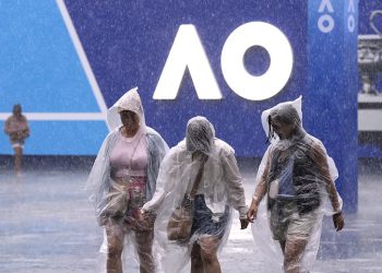 Australian Open – prvi dan: rezultati uživo i ažuriranja od utakmice do utakmice dok Aryna Sabalenka i Alexander Zverev prednjače kišom natopljenom prvog dana u Melbourneu