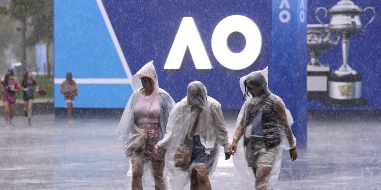 Australian Open – prvi dan: rezultati uživo i ažuriranja od utakmice do utakmice dok Aryna Sabalenka i Alexander Zverev prednjače kišom natopljenom prvog dana u Melbourneu