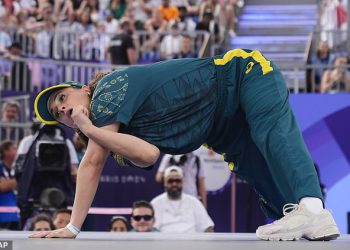Australska zvijezda Breakdancing Raygun je postavila svoj kriket debi u kući premijera Anthonyja Albanesea – a pariški olimpijac ima tajno oružje