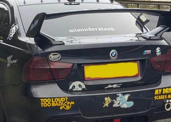 Auto Klub – ‘Brz i žestok’: Vozio BMW 190 km/h autocestom, policiji upala u oko naljepnica na autu ‘I mene plaši moja vožnja!’