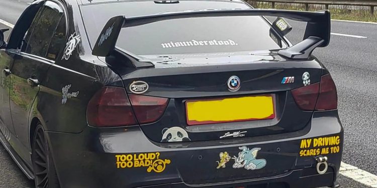 Auto Klub – ‘Brz i žestok’: Vozio BMW 190 km/h autocestom, policiji upala u oko naljepnica na autu ‘I mene plaši moja vožnja!’