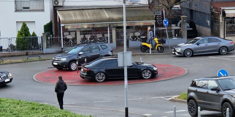 Auto Klub – Čemu služe stupići? Pogledajte ‘novi’ rotor u Zagrebu koji je razbjesnio stanare