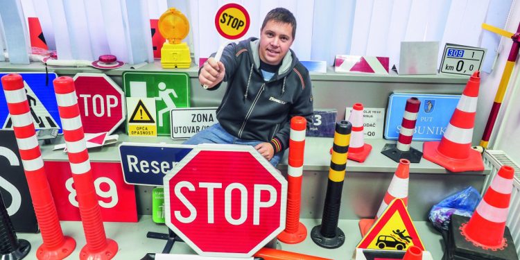 Auto Klub – Dobar posao u Svetoj Nedelji: Želite kupiti originalni prometni znak? Nikakav problem…