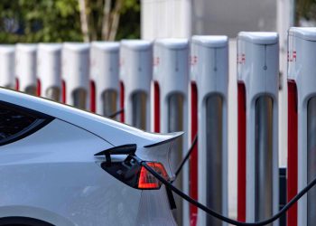 Auto Klub – Europski pucanj u vlastitu nogu: Proizvođači se udružuju u ‘Super grupu’ i plaćaju milijarde Tesli i Kinezima