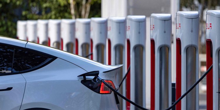 Auto Klub – Europski pucanj u vlastitu nogu: Proizvođači se udružuju u ‘Super grupu’ i plaćaju milijarde Tesli i Kinezima