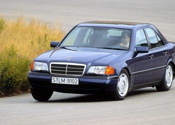 Auto Klub – ‘Gymkhana za siromašne’: Pogledajte nevjerojatnu vožnju u ovom starom Mercedesu s tek 122 KS