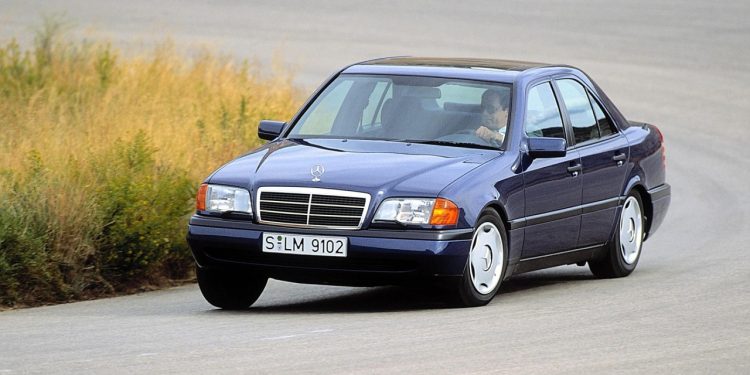 Auto Klub – ‘Gymkhana za siromašne’: Pogledajte nevjerojatnu vožnju u ovom starom Mercedesu s tek 122 KS