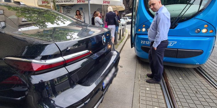 Auto Klub – Iznenađujuće ili ne? Vlasnici ove marke automobila imaju najviše problema s manevrom parkiranja