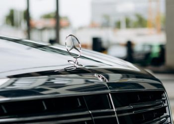 Auto Klub – Je li ovo najbizarnija proslava Nove godine ikad? U Mercedesu AMG ga pokopali u raku, a on otvorio šampanjac