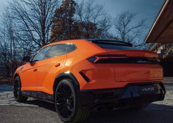 Auto Klub – Kandidat za glupana godine: Pogledajte kako vozač Lamborghinija neumorno udara parkirne stupiće