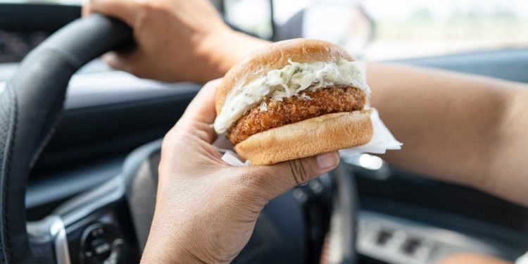 Auto Klub – Liječnik otkrio gnjusan razlog zašto nikada ne smijete jesti hranu u automobilu