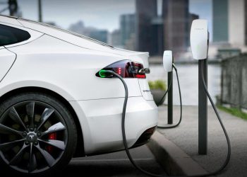 Auto Klub – Ministar pozvao građane na bojkot: ‘Niti jedan normalan Poljak više ne bi trebao kupiti Teslu’