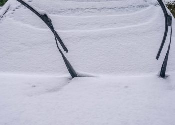 Auto Klub – Mnogi vozači rade grešku: Trebate li podići ili spustiti brisače kada pada snijeg?