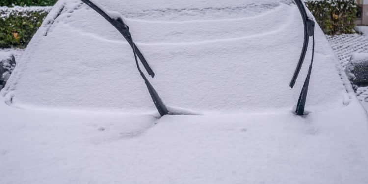 Auto Klub – Mnogi vozači rade grešku: Trebate li podići ili spustiti brisače kada pada snijeg?