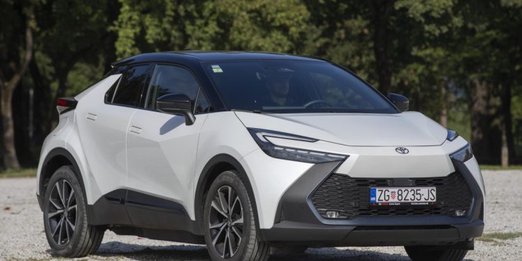 Auto Klub – Na testu Toyota C-HR 2.0 PHEV e-CVT Club: Plug-in hibrid samo na struju prelazi 75 kilometara
