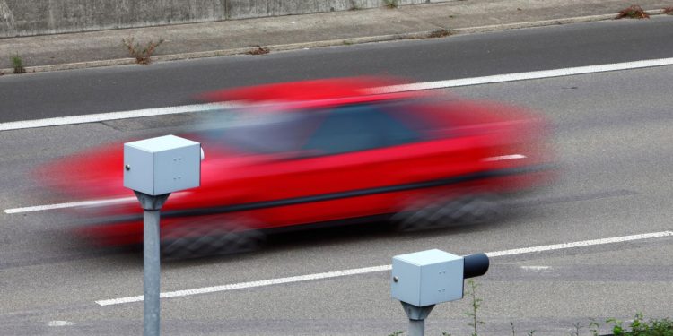 Auto Klub – Nesretni profesor se javio medijima: ‘Moram platiti 300.000 eura kazni za parkiranje i brzinu, a nemam ni auto!’