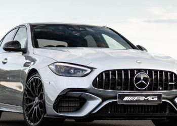 Auto Klub – ‘Nije bilo namjerno’: Bahati vozač Mercedesa udario policajca i vozio ga na krovu