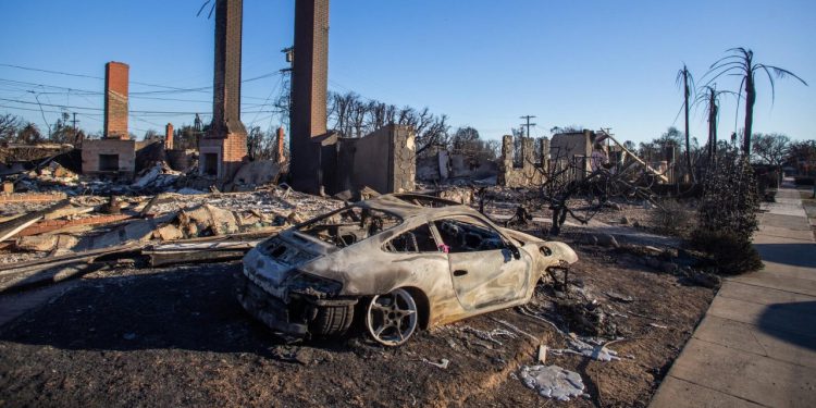 Auto Klub – Od požara u LA mogao je spasiti samo jedan od dva auta, Porsche 911 ili Teslu Model Y: Nije oklijevao u izboru…