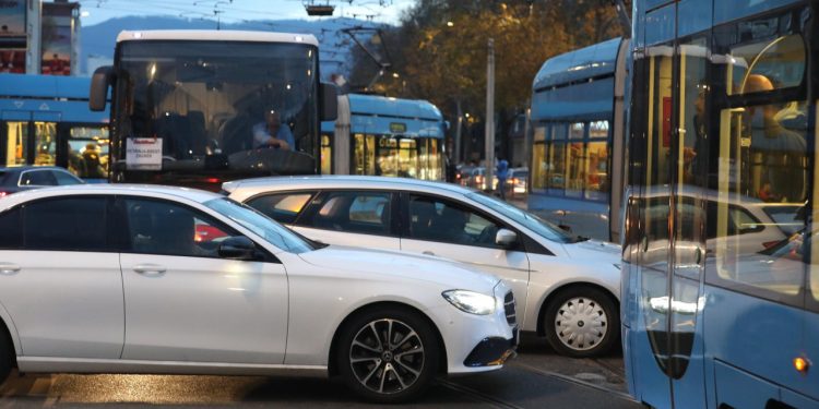 Auto Klub – Ova loša navika uzrokuje zagušen promet u našim gradovima: Zakon je ipak definirao kad ne smijete ući u raskrižje
