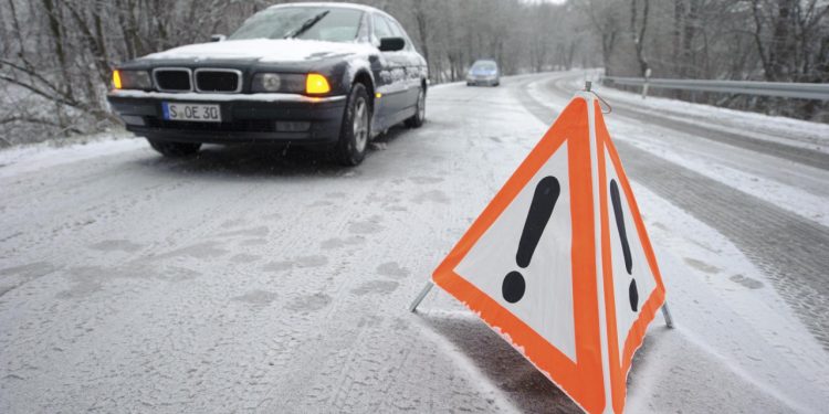 Auto Klub – Ovo pravilo je najvažnije: Evo kako kretati na snijegu i kako voziti kad je cesta skliska