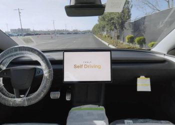 Auto Klub – ‘Počelo je’: Pogledajte kako se Teslini auti sami voze iz tvornice do kamiona za isporuku