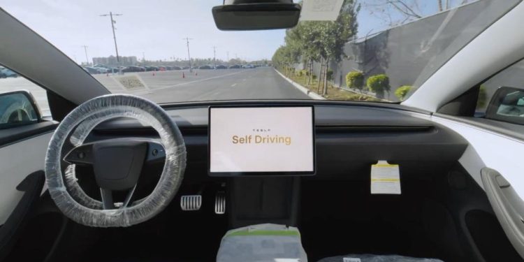 Auto Klub – ‘Počelo je’: Pogledajte kako se Teslini auti sami voze iz tvornice do kamiona za isporuku