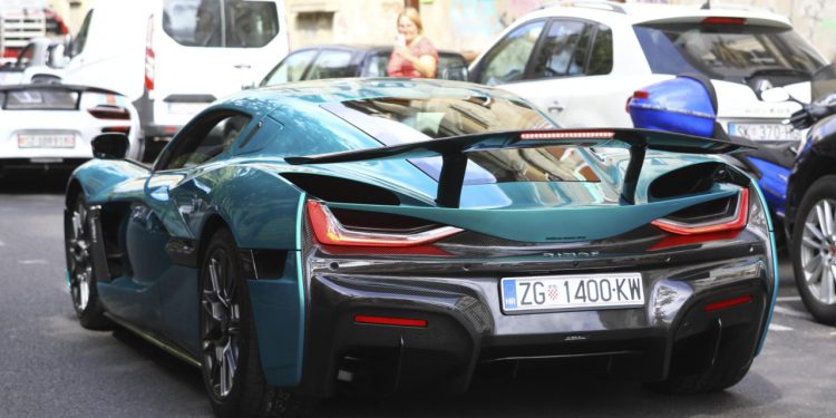 Auto Klub – Pogledajte video: Neoprezni vozač Renaulta se gurao na autocesti i skoro zabio u Rimac Neveru