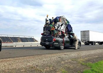 Auto Klub – Policajci nisu mogli vjerovati svojim očima: Ovaj vozač je ipak malo previše natovario svoje vozilo