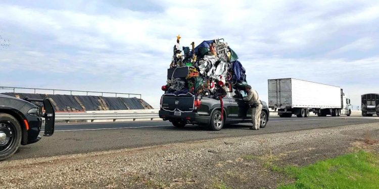 Auto Klub – Policajci nisu mogli vjerovati svojim očima: Ovaj vozač je ipak malo previše natovario svoje vozilo