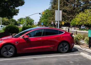 Auto Klub – Popravak skuplji od rabljenog auta: Vlasnica Tesle šokirana cijenom zamjenskog dijela