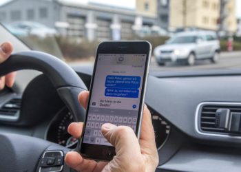 Auto Klub – Poput tempirane bombe u prometu: Ima 98 godina, a uhvatili su ga kako koristi mobitel u vožnji