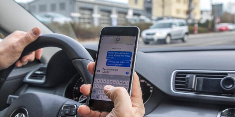 Auto Klub – Poput tempirane bombe u prometu: Ima 98 godina, a uhvatili su ga kako koristi mobitel u vožnji