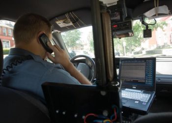 Auto Klub – ‘Porno-policajac’ razbio službeni auto dok je gledao ‘sadržaj za odrasle’, smislio je besramno opravdanje