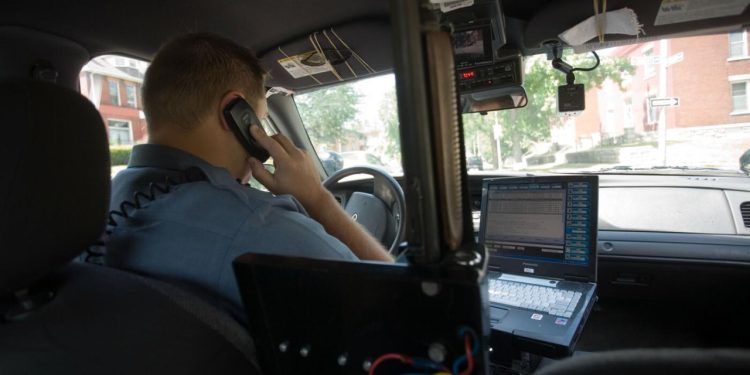 Auto Klub – ‘Porno-policajac’ razbio službeni auto dok je gledao ‘sadržaj za odrasle’, smislio je besramno opravdanje