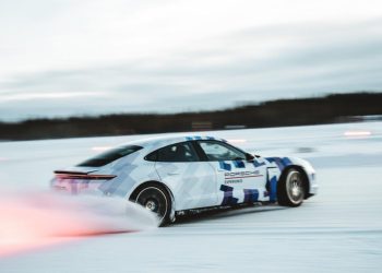 Auto Klub – Porsche postavio ludi rekord: Ovaj drift na ledu trajao je 46 minuta!