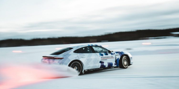 Auto Klub – Porsche postavio ludi rekord: Ovaj drift na ledu trajao je 46 minuta!