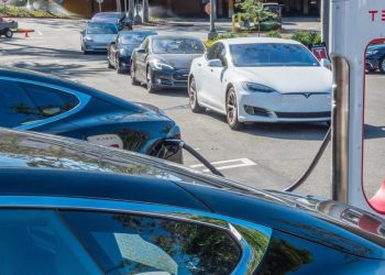 Auto Klub – Potpuni kolaps: Pogledajte suludu kolonu vlasnika Tesli koji čekaju u redu za punjenje